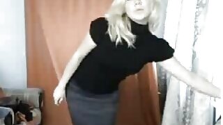 Чеська підліток скаче еротика блондинки на своєму сексуальному партнері задом наперед