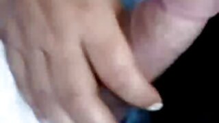 Гнучка брюнетка Кеті Хевен закидає ноги за голову і еротика 3gp мастурбує кицьку